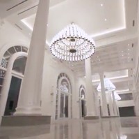 Suasana gedung di Tribrata Dharmawangsa saat malam hari. Gaya Eropa sangat kental terlihat di sini. Foto: Screenshot Youtube