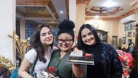 Kali ini Steffi sedang rayakan ulang tahun temannya. Kue cokelat pun tak luput ia berikan di hari bahagia ini. Foto: Instagram steffizamoraaa