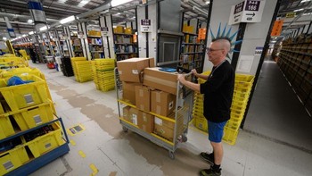 Mereka merekrut banyak pekerja freelance untuk memastikan operasional gudang tetap lancar. Foto: Getty Images