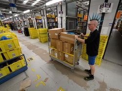 Suasana Gudang Toko Online Terbesar Dunia Sambut Black Friday