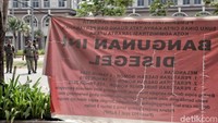Sementara itu, Wali Kota Jakarta Utara Syamsudin Lologau mengaku tidak mengetahui informasi tersebut, baik soal pembukaan segel mau pun tentang penundaannya.