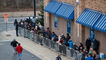 Banyak antrean seperti ini terjadi. Foto: Getty Images