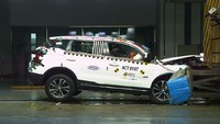 Proton X70 adalah SUV pertama yang diproduksi oleh Proton dan yang terbaru dari modelnya yang menjalani pengujian ASEAN NCAP. X70 hadir dengan enam airbag sebagai standar. Proton melengkapi SUV ini dengan beberapa fitur aktif keselamatan sebagai standar seperti Electronic Stability Control dan Seatbelt Reminder System untuk penumpang di barisan bangku depan. Selain itu, X70 juga menawarkan Advanced Safety Assist Technologies. Dengan skor keseluruhan 89,24 poin, Proton X70 telah berhasil memperoleh 5 bintang dari ASEAN NCAP. Foto: Dok. ASEAN NCAP