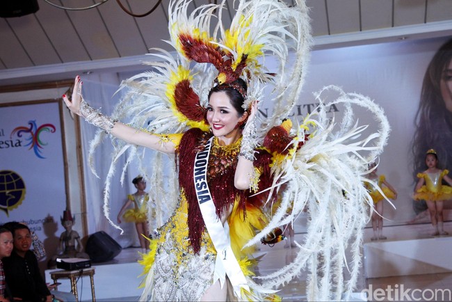 Bulunya memanjang elegan dari sayap hingga ekornya. Teksturnya yang halus serta berwarna merah maroon, kuning dan putih menjadi sebuah kesatuan yang indah mencolok dalam balutan kostum ini. Foto: Muhammad Abduh/Wolipop