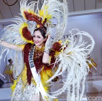 Bulunya memanjang elegan dari sayap hingga ekornya. Teksturnya yang halus serta berwarna merah maroon, kuning dan putih menjadi sebuah kesatuan yang indah mencolok dalam balutan kostum ini. Foto: Muhammad Abduh/Wolipop