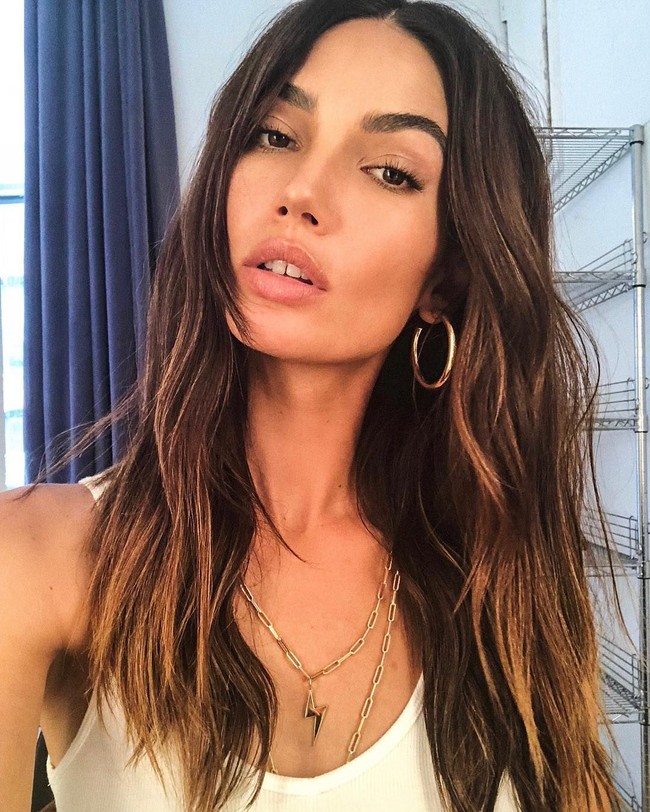 Gigi renggang juga menjadi daya jual model Lily Aldridge. Meski bangga memilikinya, model Victorias Secret itu mengaku kadang tampilan tersebut sering diedit dalam foto. Tapi aku bilang Aku suka gigiku. Itu adalah ciri khasku, ungkapnya dilansir Huffington Post. Foto: Instagram