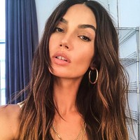 Gigi renggang juga menjadi daya jual model Lily Aldridge. Meski bangga memilikinya, model Victorias Secret itu mengaku kadang tampilan tersebut sering diedit dalam foto. Tapi aku bilang Aku suka gigiku. Itu adalah ciri khasku, ungkapnya dilansir Huffington Post. Foto: Instagram