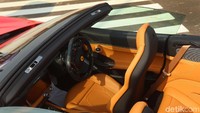 Salah satunya adalah kursi yang bisa diatur secara elektrik dengan 18 arah. Hal itu sengaja dilakukan Ferrari demi kenyamanan para pengendaranya.