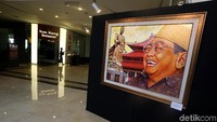 Lukisan Gus Dur sedang tertawa terpampang di lokasi pameran.