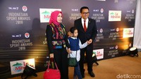 Menpora saat sesi foto bersama sang istri dan putrinya.