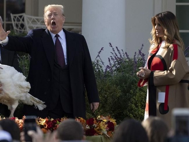 Melihat dari Dior, coat milik Melania nyatanya tak datang dengan harga murah. Coat coklat tersebut dibanderol US$ 9.400 atau sekitar Rp 137 jutaan. Foto: dok. AFP