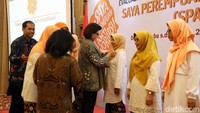 Wakil Ketua Komisi Pemberatasan Koruspi (KPK) Basaria Panjaitan memasangkan pin kepada anggota Dharma Wanita Persatuan (DWP) Kemenag.
