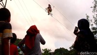 Total ada jalur sepanjang 100 meter di wahana ini. Untuk wahana bersepeda ini, jalurnya sepanjang 25 meter. Bikin deg-degan! (Bakrie/detikTravel)