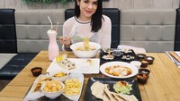 Kira-kira Steffi bisa habiskan semua makanan Korea di hadapannya nggak ya? Dari semua makanan, wanita yang tengah dekat Ibnu Riza ini ternyata paling suka jjampong yang pedas kuat. Foto: Instagram steffizamoraaa