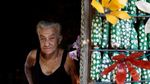 Keren! Nenek 87 Tahun Bangun Rumah dari Botol Plastik
