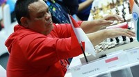 Edy Suryanto menerima tiga emas dan satu perak dari catur Asian Para Games 2018. (INAPGOC/Setiyo Sc)