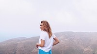 Ia pun sering bepergian ke berbagai wilayah. Beberapa fotonya di destinasi yang punya pemandangan alam keren juga sering diunggah (Arielle/Instagram)