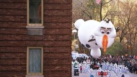 Olaf menjadi salah satu karakter yang paling ditunggu kehadirannya dalam parade Hari Thanksgiving di kota New York. Carlo Allegri/Reuters.