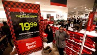 Masyarakat berbelanja sepatu selama acara penjualan Black Friday pada Hari Thanksgiving di JCPenney, Illinois, Amerika Serikat, 22 November 2018. REUTERS/John Gress.