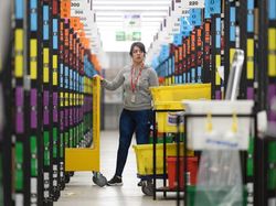 Suasana Gudang Toko Online Terbesar Dunia Sambut Black Friday