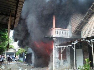 Gudang Bahan Sablon di Mojokerto Terbakar, Dua Pekerja Luka