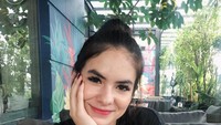 Sebelum menyesap segarnya es teh, wanita yang pernah dekat dengan anak laki-laki Iis Dahlia ini sempatkan foto. Manis nggak nih wajah Steffi? Foto: Instagram steffizamoraaa