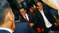 Sebelumnya Menpora datang sekitar pukul 19.30 WIB.