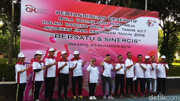 Cari Keringat, Sri Mulyani Main Voli Lawan Bos OJK
