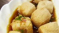 Tahu goreng masih hangat disajikan bersama kuah cokelat dengan tambahan bawang putih dan merah yang khas. Foto: Instagram @doyankuliner