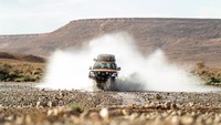 Sebetulnya jarak antara Hotel Xaluca ke Erg Chebbi hanya sekitar 30-an kilometer saja. Namun demi mendapat sensasi lebih, penyelenggara even test drive ini membuat rute memutar dengan jarak tempuh mencapai 182 kilometer dengan enam titik pemberhentian, termasuk untuk makan siang di Tisserdmine, sebuah oasis yang terdapat di gurun Sahara. Foto: dok. Nissan/Deden Gunawan