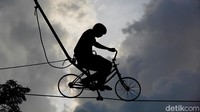 Total ada jalur sepanjang 100 meter di wahana ini. Untuk wahana bersepeda ini, jalurnya sepanjang 25 meter. Bikin deg-degan! (Bakrie/detikTravel)