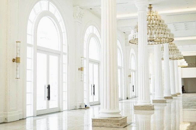 Detail pada pilar pun mencerminkan nuansa Eropa klasik nan cantik. Foto: Instagram/@thetribrata