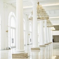 Detail pada pilar pun mencerminkan nuansa Eropa klasik nan cantik. Foto: Instagram/@thetribrata