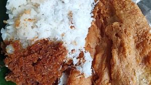Aduh Nikmatnya! Sarapan Ketan Bumbu Plus Kopi Hangat