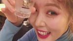 Cantiknya Alami! Ini Momen HyunA Saat Ngopi dan Makan Waffle