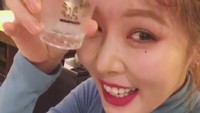 Bukan orang Korea kalau nggak suka minuman beralkohol tradisional seperti soju. Kalau dilihat dari ekspresinya, HyunA kayaknya penyuka soju nih. Foto: Instagram hyunah_aa