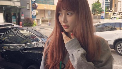 Cantiknya Alami! Ini Momen HyunA Saat Ngopi dan Makan Waffle