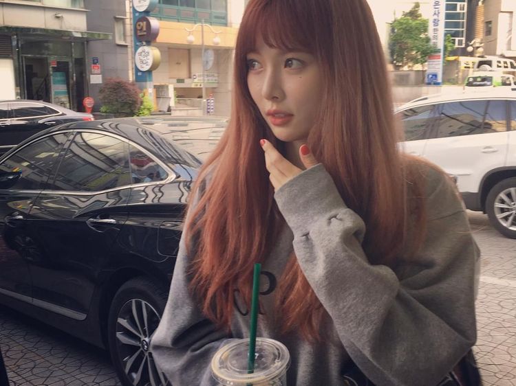 Cantiknya Alami! Ini Momen HyunA Saat Ngopi dan Makan Waffle