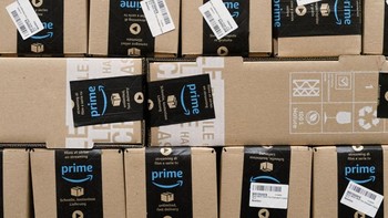 Barang yang sudah dikemas rapi untuk dikirimkan pada pemesan. Foto: Getty Images