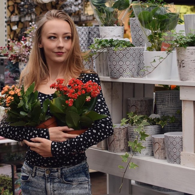 Salah satu selebgram yang sering berpose dengan tanaman adalah Kimberley Aston. Ia sampai dijuluki influencer tanaman.  Foto: Instagram
