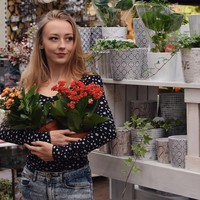 Salah satu selebgram yang sering berpose dengan tanaman adalah Kimberley Aston. Ia sampai dijuluki influencer tanaman.  Foto: Instagram