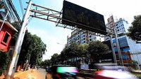 Aksi vandalisme kembali terjadi di Ibu Kota. Sebuah videotron penunjuk lalu lintas di Jalan Warung Jati Baru, Jakarta Selatan, dicorat-coret oleh orang tak bertanggung jawab.