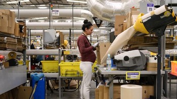 Barang-barang itu kemudian dikemas rapi oleh pegawai yang lain. Foto: Getty Images