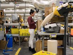 Suasana Gudang Toko Online Terbesar Dunia Sambut Black Friday