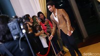 Berikutnya, Aero Sutan Aswar langsung menyapa para penggemarnya di gold carpet.