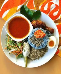 Ke Malaysia, Menlu Retno Masurdi Cicipi Nasi Kerabu Racikan Warung