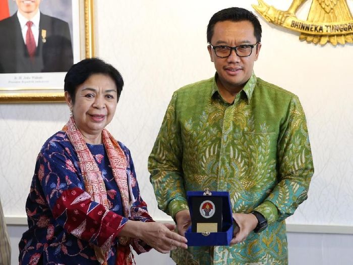 Menpora Imam Nahrawi menerima legenda menembak Indonesia Lely Sampoerno/Foto: Dok Kemenpora Menpora Imam Nahrawi menerima legenda menembak Indonesia Lely Sampoerno/Foto: Dok Kemenpora