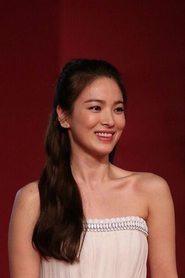 Inilah penampilan cantik wanita lulusan Sejong University saat di karpet merah tahun 2014.  Foto: dok. Getty Images