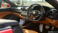 Sesuai dengan namanya kesan mewah nan elegan sudah tampak dari desain eksterior Portofino. Apalagi saat detikOto masuk ke dalam mobil. Jahitan rapi membalut bagian mobil. Fitur-fitur canggih juga sudah tersemat di dalamnya.