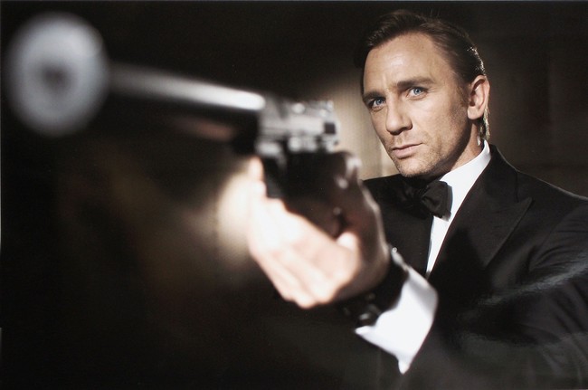 Proses pengambilan gambar film James Bond ke-25 baru saja dimulai di Oracabessa, Jamaika. Daniel Craig yang kembali mendapat kepercayaan untuk memerankan agen 007 itu tampak berada di lokasi. Namun, sang stuntman yang bernama Jean-Charles Rosseau lah yang berhasil mencuri perhatian netizen. (Foto: Getty Images)